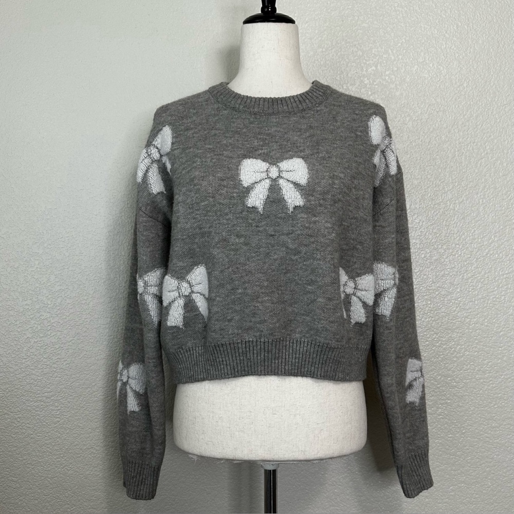 Harper & Ivy Gray and White Bow Print Crewneck Sweater, Sz Medium